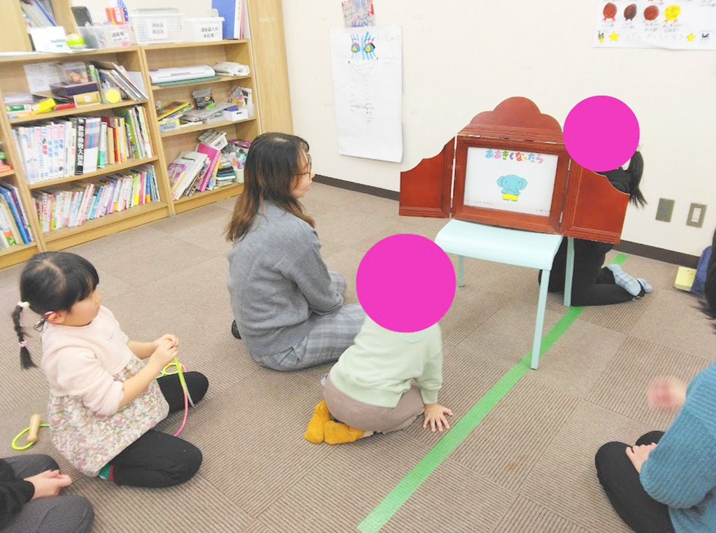 紙芝居に挑戦する様子