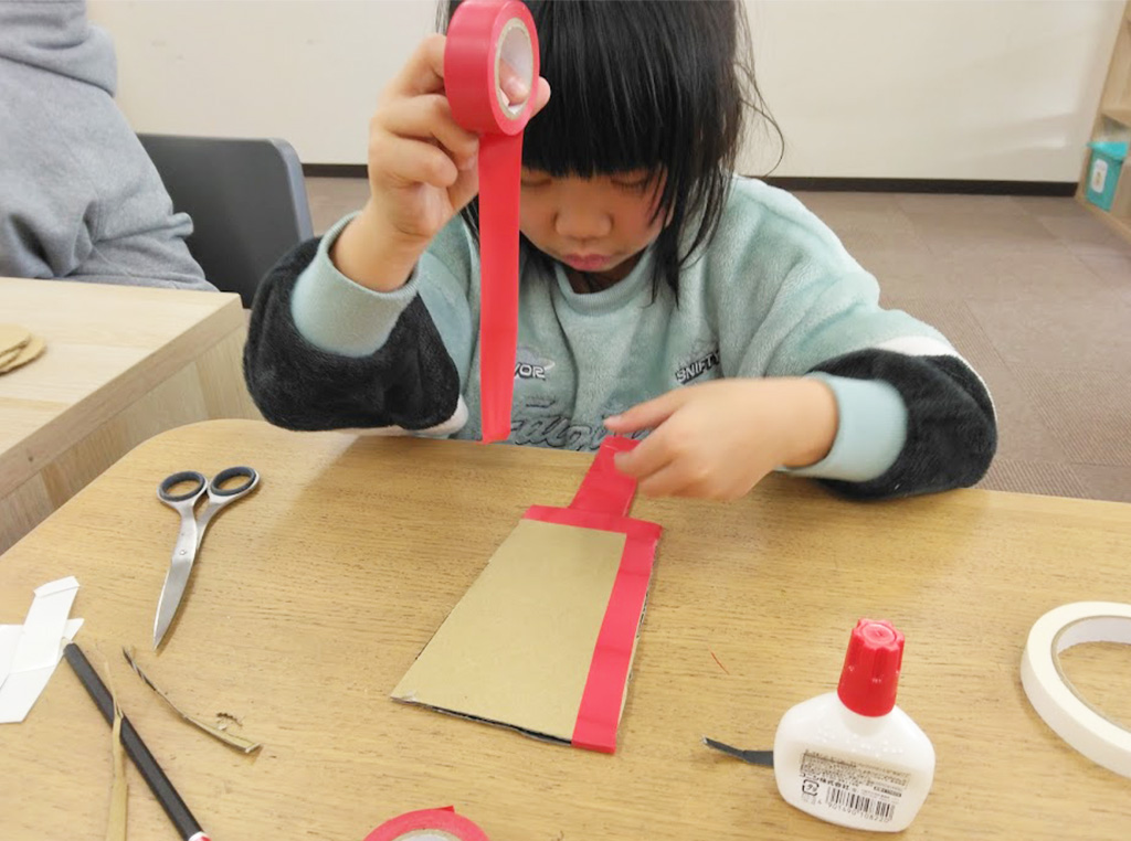 羽子板で遊ぶ様子