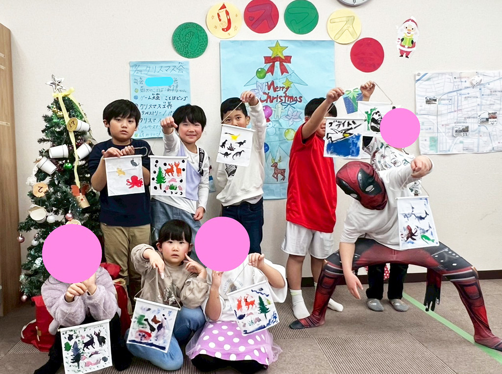 タペストリーを持って集合写真