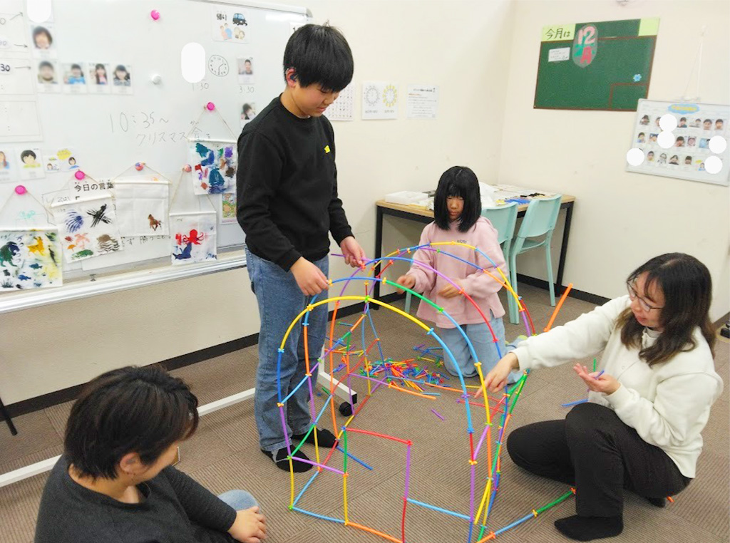 クリスマスプレゼントで遊ぶ様子