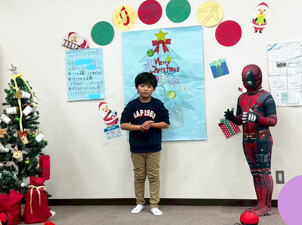 クリスマス会で挨拶する様子2