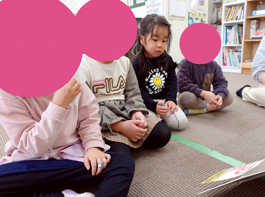 絵本読み聞かせの様子