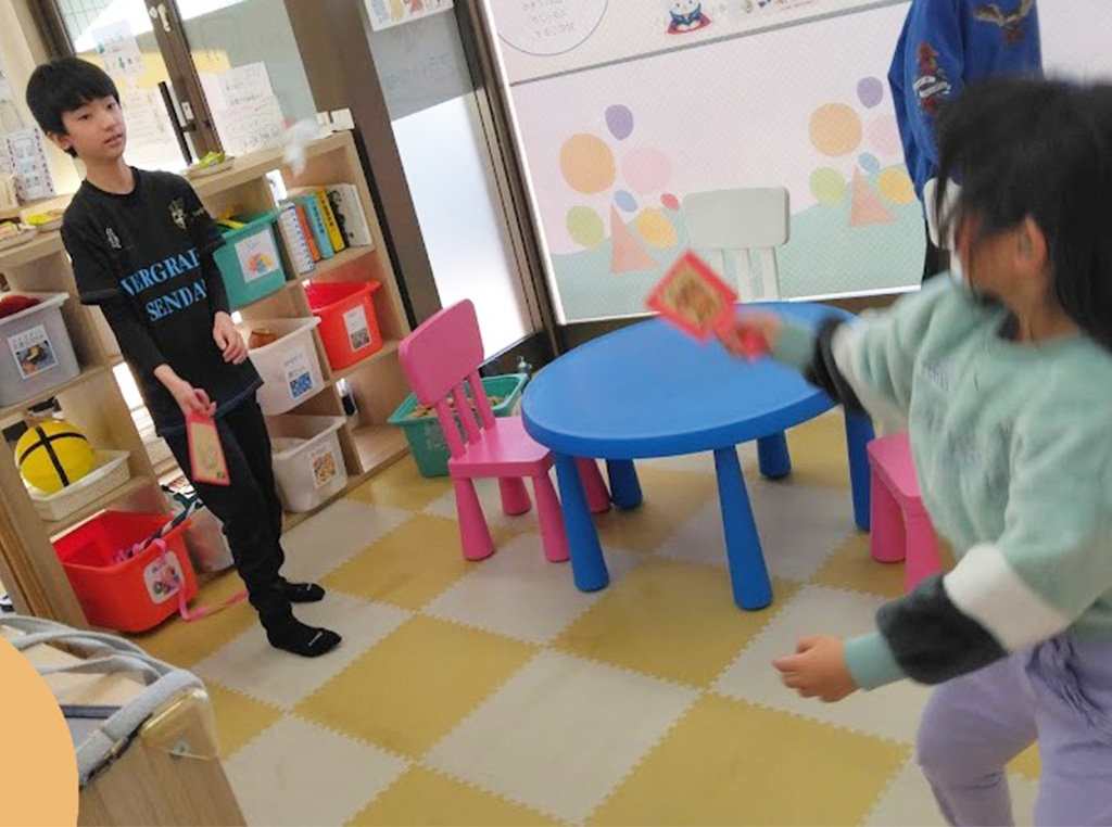 羽子板で遊ぶ様子2