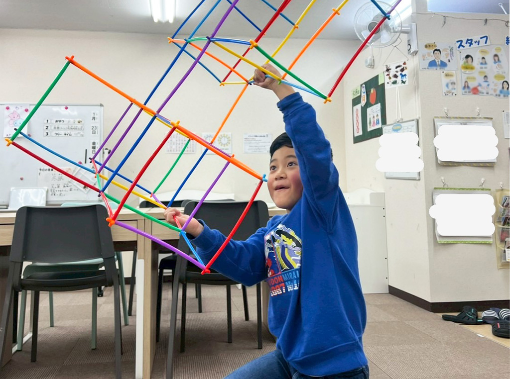 ロンビーで遊ぶ様子