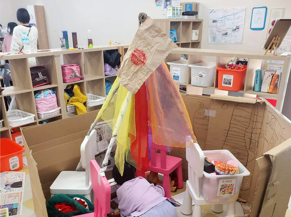段ボールハウスでおままごと