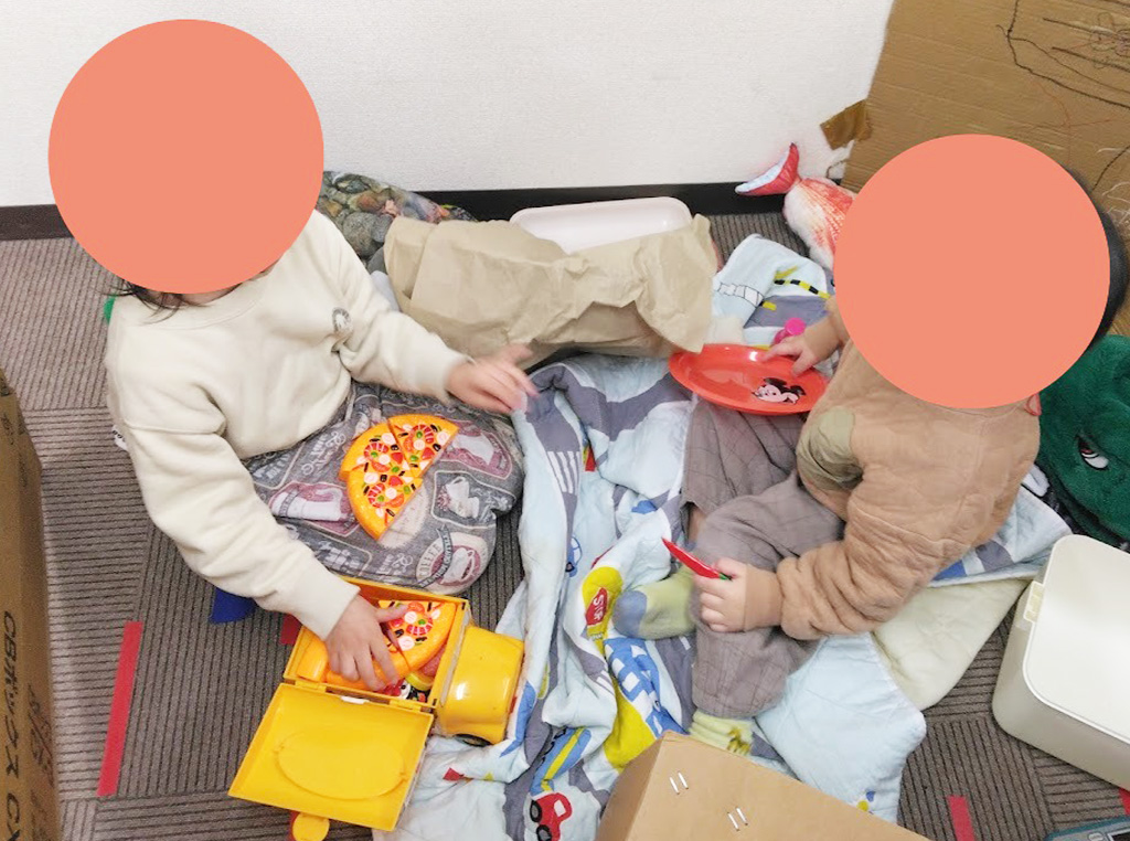 段ボールハウスでおままごと